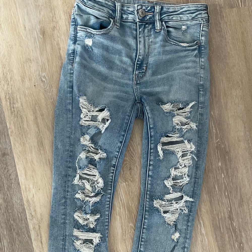 American Eagle Stretch Jeans, Distressed, Womans size 6, medium Wash